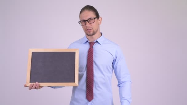Zdůraznil podnikatel drží tabuli a dává palec dolů — Stock video