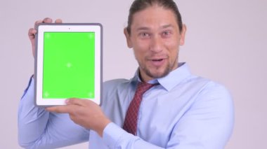 Yüz mutlu yakışıklı işadamı gösteren dijital tablet