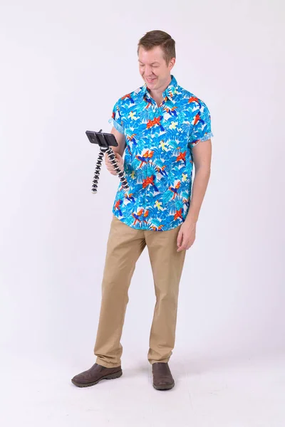 Full body shot of young happy tourist man vlogging with phone — Stock Photo, Image