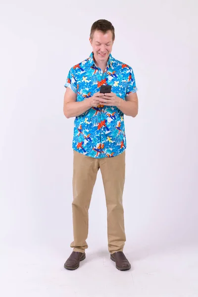 若い幸せ観光客男の携帯電話を使用しての全身ショット — ストック写真