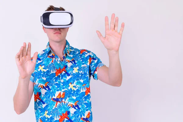 Портрет молодого туриста з використанням гарнітури віртуальної реальності з піднятими руками — стокове фото
