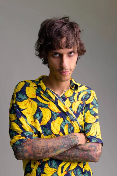 Portrait of young rebellious man with arms crossed — Stock Photo, Image