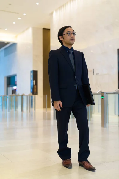 Cuerpo completo de hombre de negocios asiático caminando con el ordenador portátil —  Fotos de Stock
