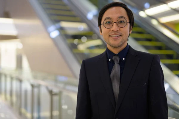 Visage de heureux homme d'affaires asiatique souriant à l'intérieur de l'immeuble de bureaux — Photo