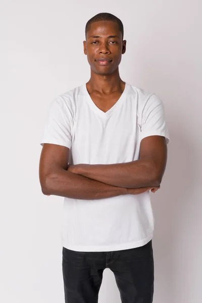 Ritratto di giovane uomo africano calvo con le braccia incrociate — Foto Stock