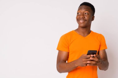 Telefon kullanırken düşünerek mutlu Afrika delikanlı portresi