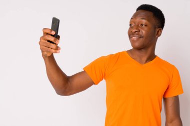 Genç yakışıklı Afrika adam selfie alarak portresi