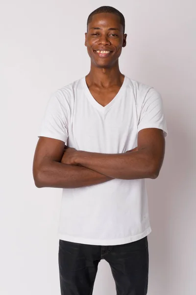 Retrato de jovem feliz homem africano careca sorrindo com os braços cruzados — Fotografia de Stock