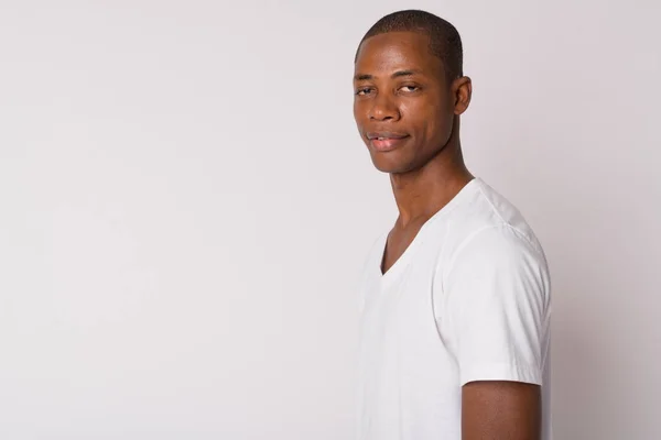 Genç yakışıklı kel Afrika adam kameraya bakarak portre profil görünümü — Stok fotoğraf