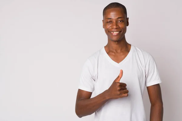 Ritratto di giovane uomo africano calvo felice che dà i pollici in su — Foto Stock