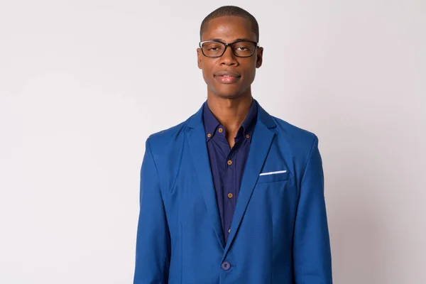 Портрет молодого красивого лысого африканского бизнесмена в очках — стоковое фото