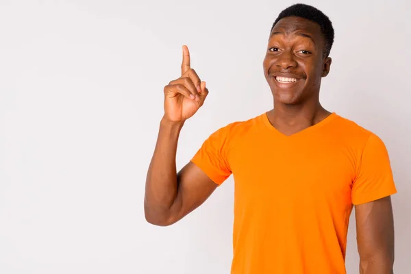 Genç mutlu Afrika adam yukarıyı portresi — Stok fotoğraf
