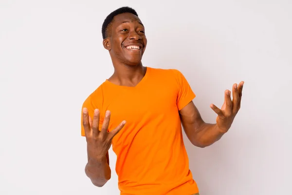 Retrato de jovem feliz homem africano olhando surpreso — Fotografia de Stock