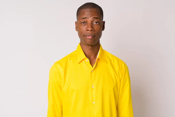 Mladý pohledný plešatý africký podnikatel na sobě žlutou košili — Stock fotografie