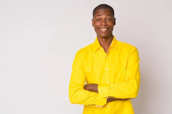Retrato de jovem feliz homem de negócios Africano careca sorrindo com os braços cruzados — Fotografia de Stock