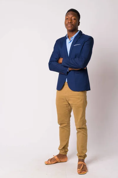 Foto de cuerpo entero de joven hombre de negocios africano guapo con los brazos cruzados —  Fotos de Stock
