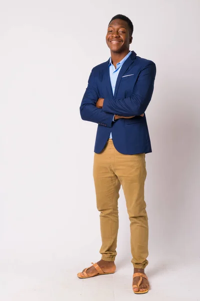 Bote de cuerpo entero de joven empresario africano feliz sonriendo con los brazos cruzados —  Fotos de Stock