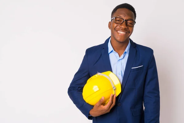 Portret młody biznesmen Afryki szczęśliwy, trzymając kask — Zdjęcie stockowe
