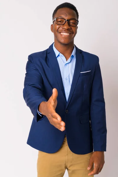 Retrato de joven empresario africano feliz en traje dando apretón de manos —  Fotos de Stock