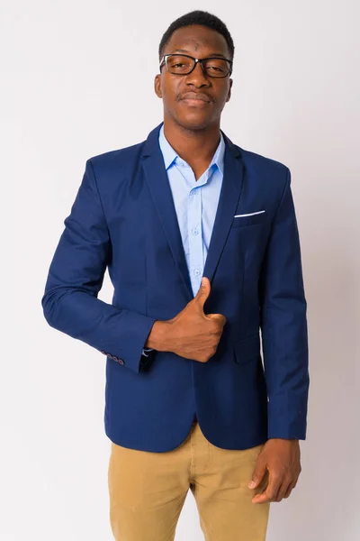Retrato de un joven hombre de negocios africano guapo en traje que da pulgares hacia arriba —  Fotos de Stock