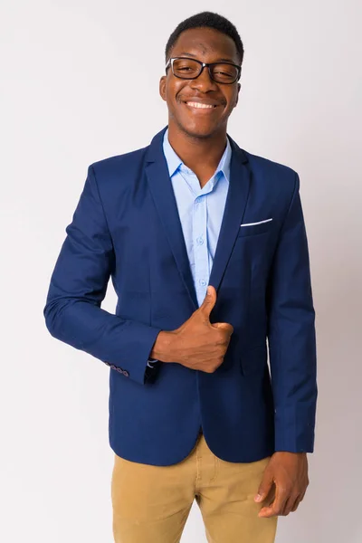 Retrato de joven empresario africano feliz en traje dando pulgares hacia arriba —  Fotos de Stock