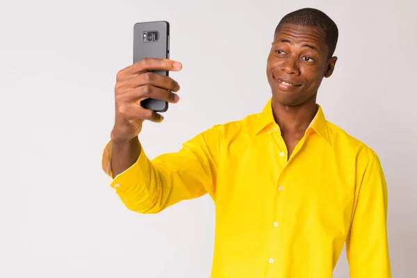 Jovem feliz careca empresário africano tomando selfie — Fotografia de Stock