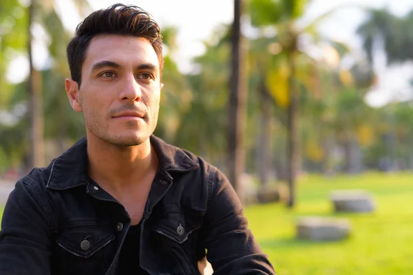 Rostro de joven guapo hispano pensando en el parque al aire libre — Foto de Stock