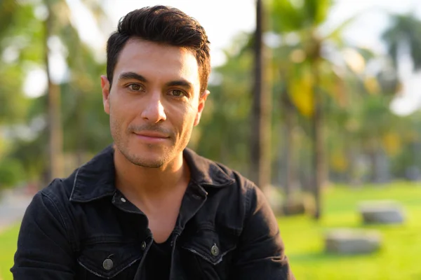 Rostro de joven guapo hispano en el parque al aire libre — Foto de Stock