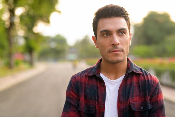 Gesicht eines jungen nachdenklichen hispanischen Hipster-Mannes im Park — Stockfoto