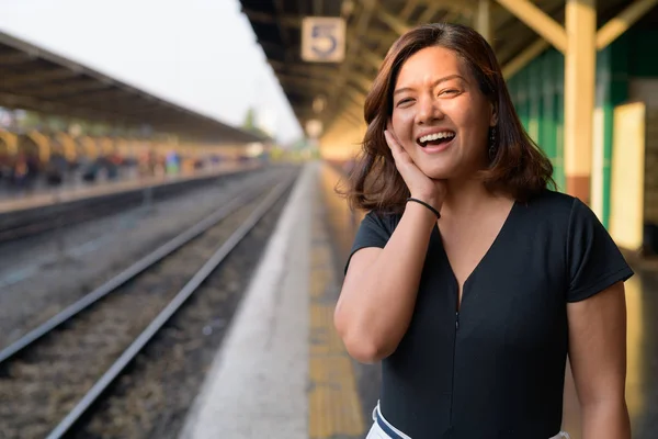 Mladí rádi asijské turistické žena se usmívá na nádraží — Stock fotografie