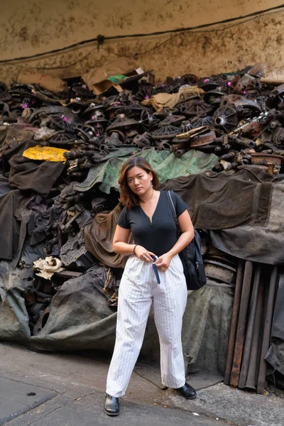 Corpo inteiro tiro de jovem bela mulher turística asiática no beco sujo — Fotografia de Stock