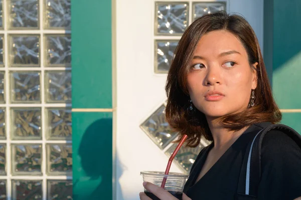 Tvář ženy mladé asijské turistické myšlení a držení sody — Stock fotografie