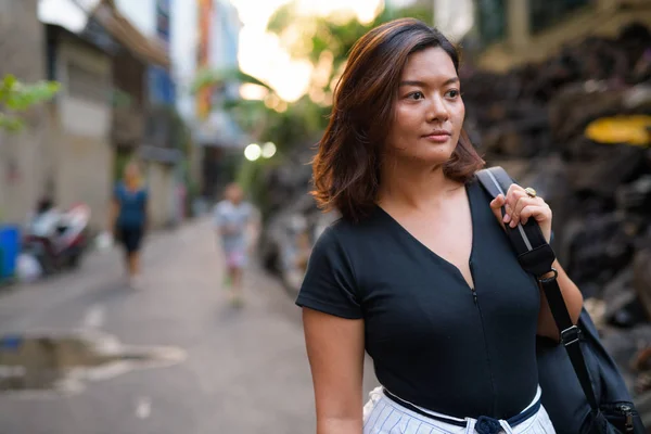 Sání Asijské twink asijské žena batohem myšlení v špinavé uličce — Stock fotografie