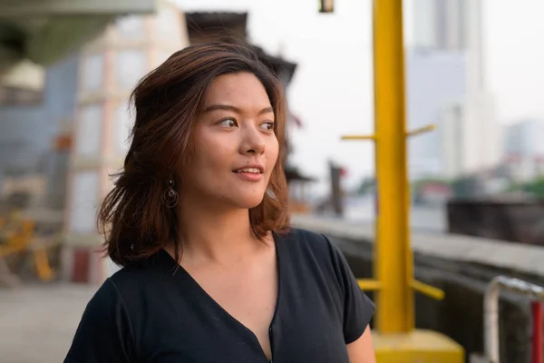 Giovane bella asiatica turista donna pensando al molo dal fiume — Foto Stock