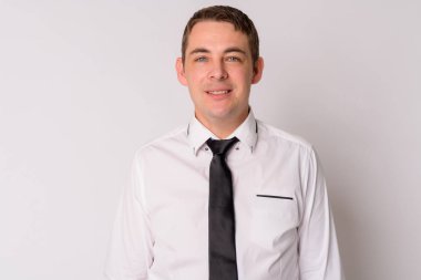 Beyaz arka plan üzerinde gülümseyen mutlu yakışıklı işadamı