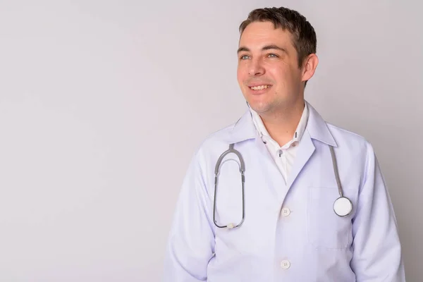 Retrato de hombre guapo feliz médico pensando —  Fotos de Stock