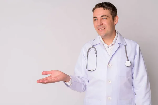 Портрет щасливого красивого чоловіка лікар щось пояснює — стокове фото