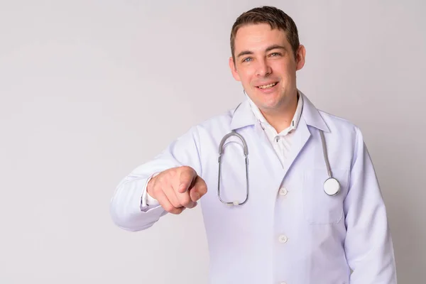 Retrato de hombre guapo feliz doctor apuntando a la cámara —  Fotos de Stock