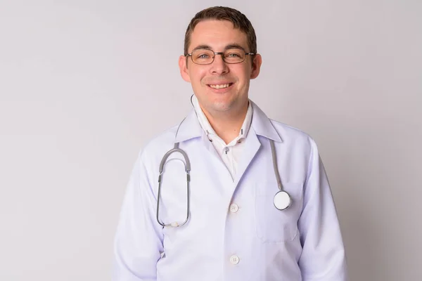 Boldog jóképű férfi orvos mosolyogva szemüvegek portréja — Stock Fotó