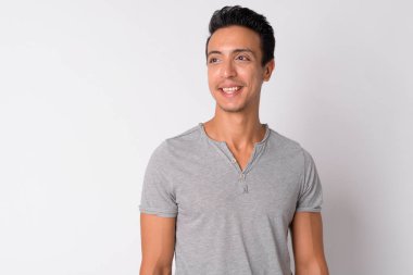 Beyaz arka plan üzerinde düşünerek mutlu İspanyol adam portresi
