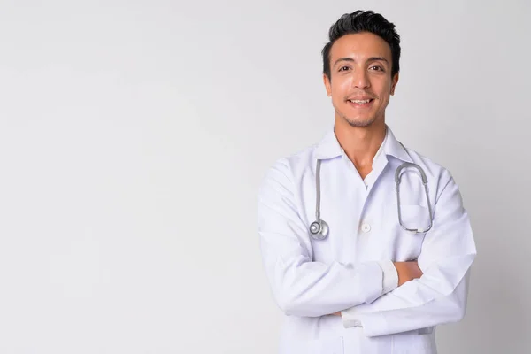 Retrato de homem hispânico feliz médico sorrindo com os braços cruzados — Fotografia de Stock