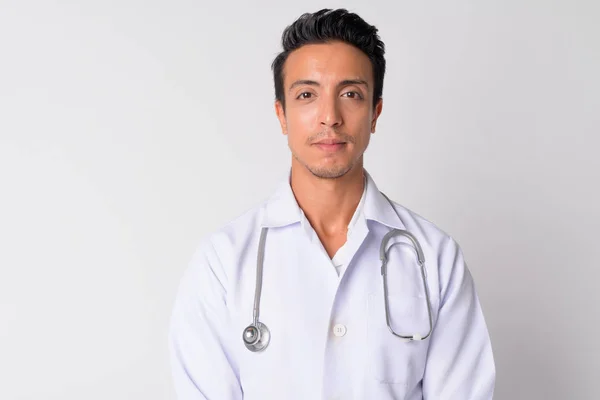 Retrato de belo homem hispânico médico contra fundo branco — Fotografia de Stock