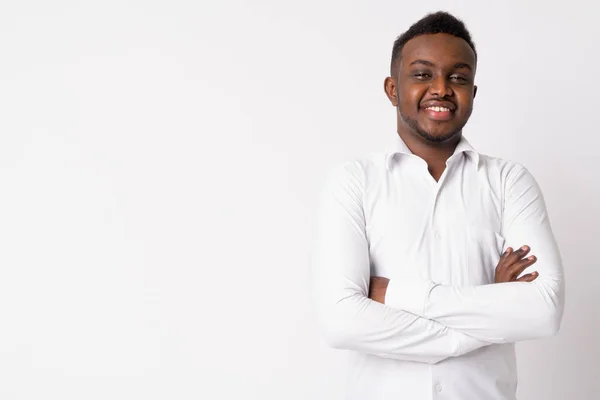 Retrato de feliz jovem empresário africano sorrindo de braços cruzados — Fotografia de Stock