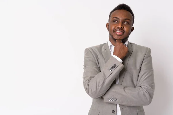 Porträt eines glücklichen jungen afrikanischen Geschäftsmannes im Anzug — Stockfoto
