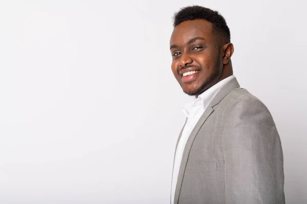 Vista del perfil del joven empresario africano feliz mirando a la cámara —  Fotos de Stock