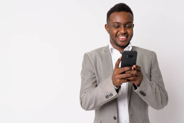 Retrato de joven empresario africano feliz usando el teléfono —  Fotos de Stock