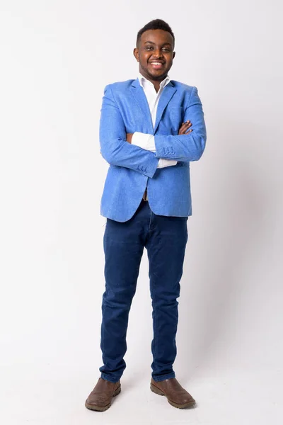 Full body shot de feliz joven empresario africano sonriendo con los brazos cruzados —  Fotos de Stock