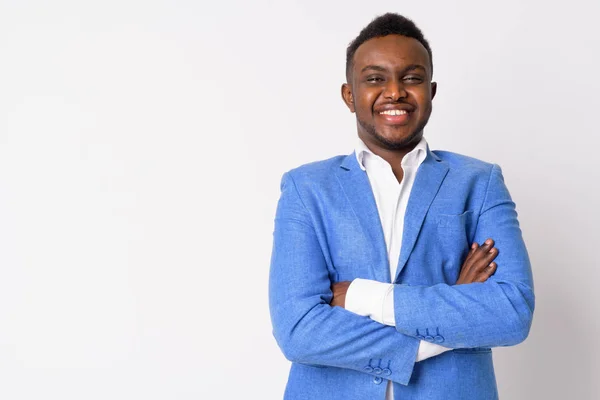 Retrato del joven empresario africano feliz sonriendo con los brazos cruzados —  Fotos de Stock