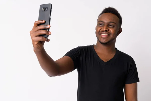 Retrato de un joven africano feliz tomando selfie —  Fotos de Stock