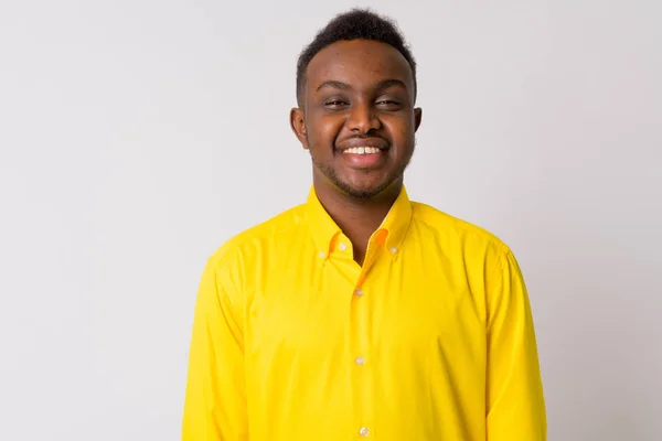 幸福的年轻非洲商人的脸与黄色衬衫微笑 — 图库照片